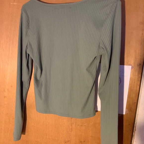 a light green long sleeve - Picture 2 of 3